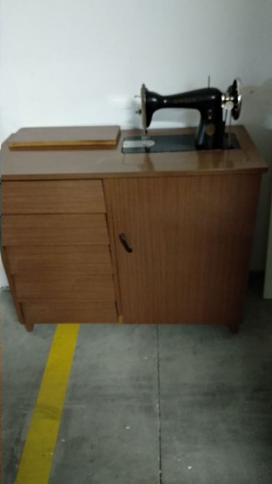 Máquina de costura Singer muito antiga