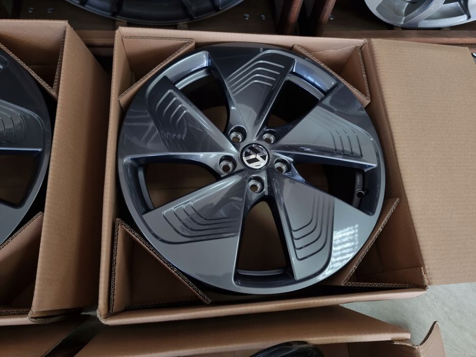 Nowe Felgi 18 Vw Golf 5 6 7 8 Touran Jetta Id.3 Bora 5X112 Grafit