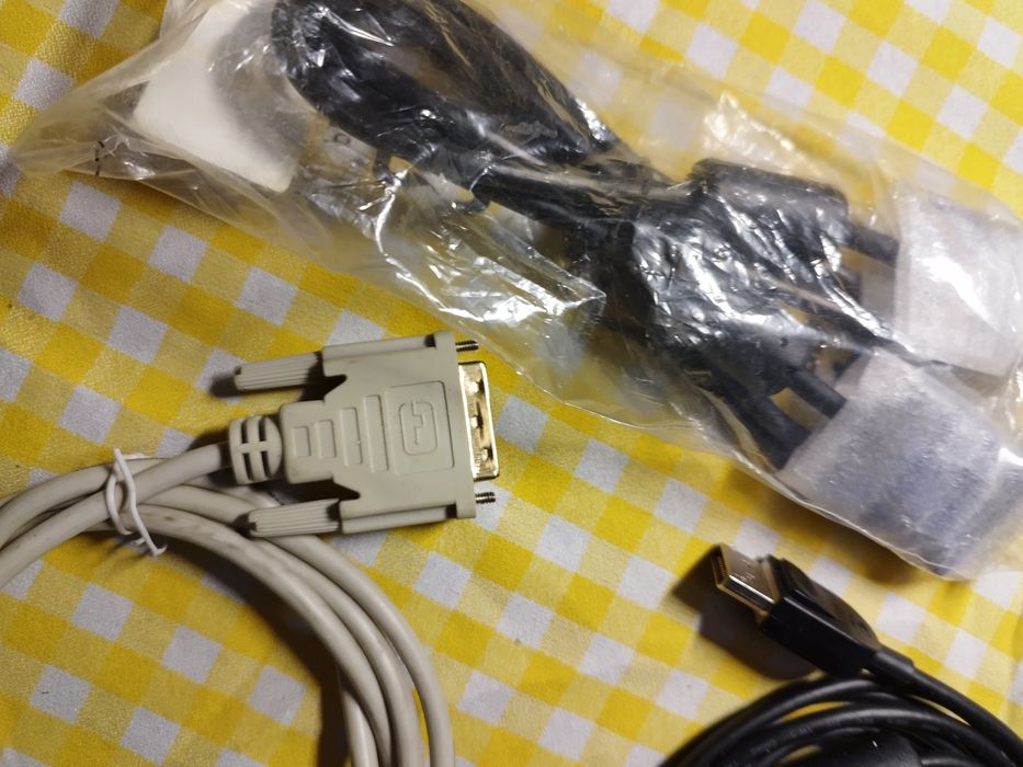 Fajny zestaw kabli do PC łan VGA DVI