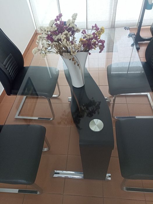 Conjunto Mesa e 4 cadeiras sala jantar