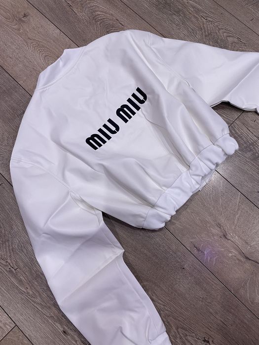 Жіноча весняна біла шкіряна куртка бомбер на кнопках Miu Miu