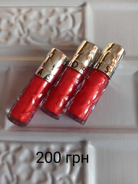 Косметика туш, помади, підводка для очей)