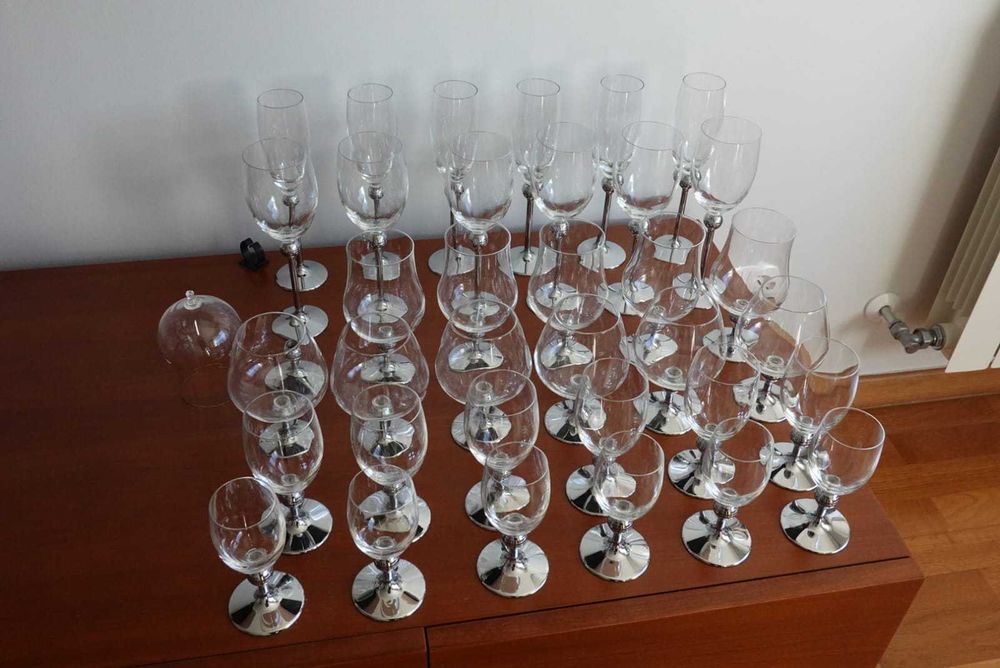 Serviço de copos vintage de cristal com pé metálico prateado