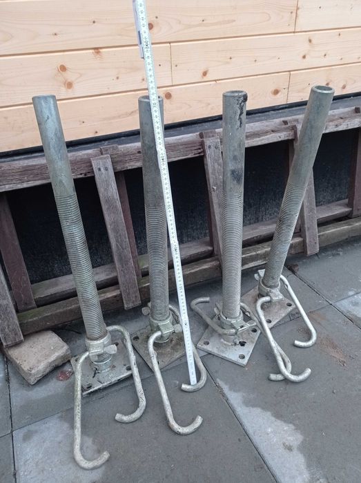 Śruby regulujące poziomujące rusztowanie