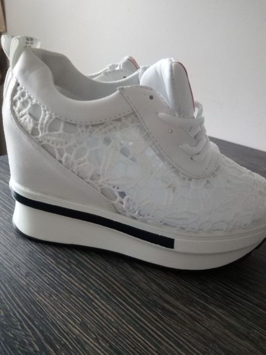 Sprzedam piękne buty na platformie NOWE 37