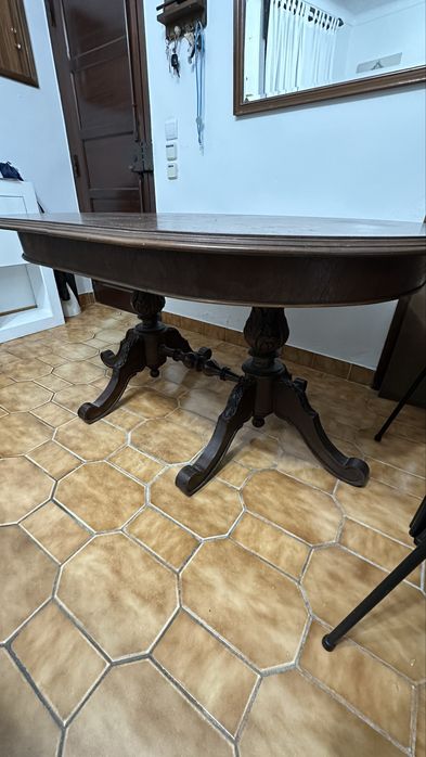 Mesa de madeira com 4 cadeiras