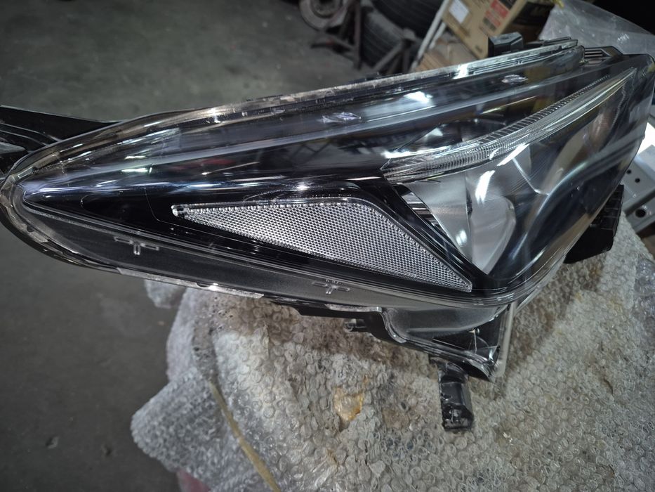 Farol direito Nissan Leaf ZE1