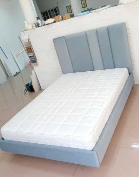 Cama de casal estofada em ton azul com estrado em metal e colchao