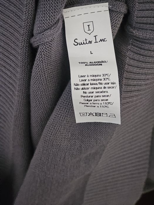 Polo de malha, de manga comprida.