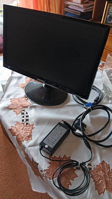 Monitor LED Gaming de 19" com design preto brilhante