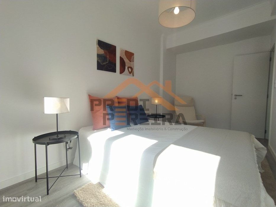 Situado em Benfica, apartamento T3 em processo de remodelação.