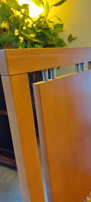 Mesa de sala com 4 cadeiras. Madeira. Muito Bom.