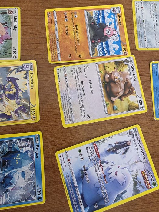 Caixa com cartas de pokemon