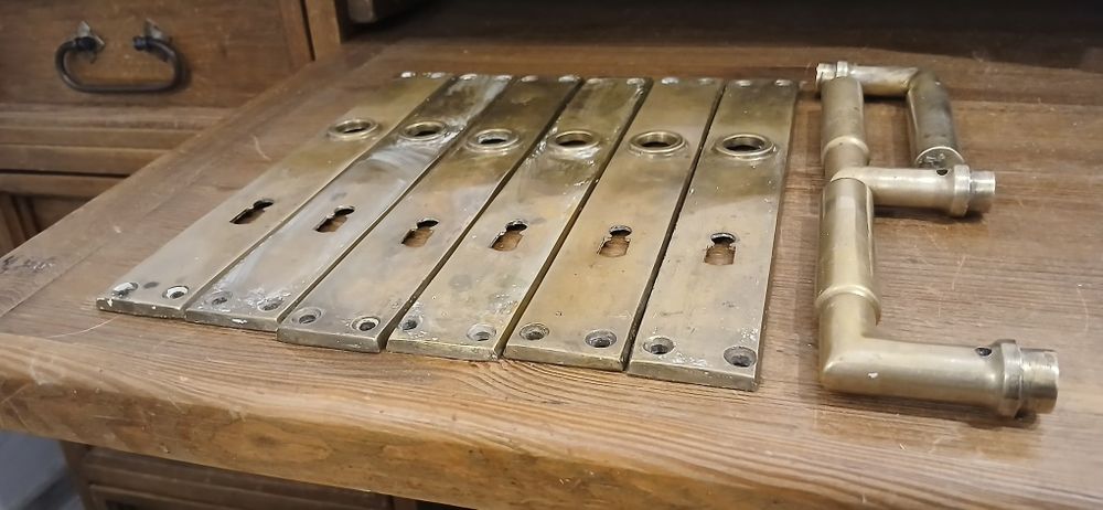 Stare mosiężne szyldy klamki, drzwi, dom.