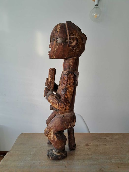 Figura africana muito antiga. Africa. Tribal.