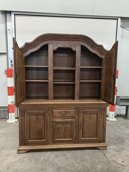 Kredens dębowy z kluczem