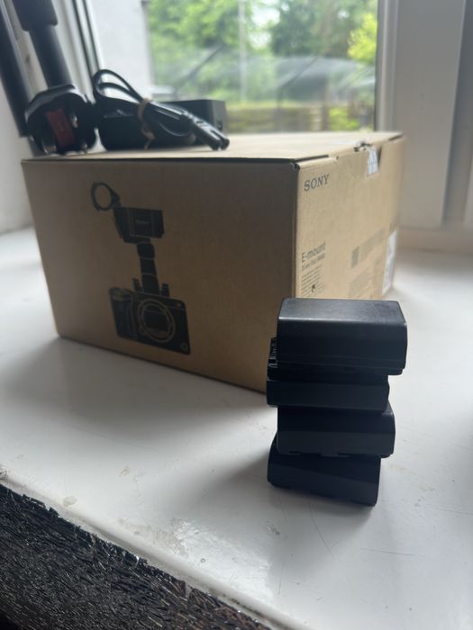 Sony FX3 + Uchwyt XLR (Możliwość kupna samego body) + 2x Tamron + Rode Pro+