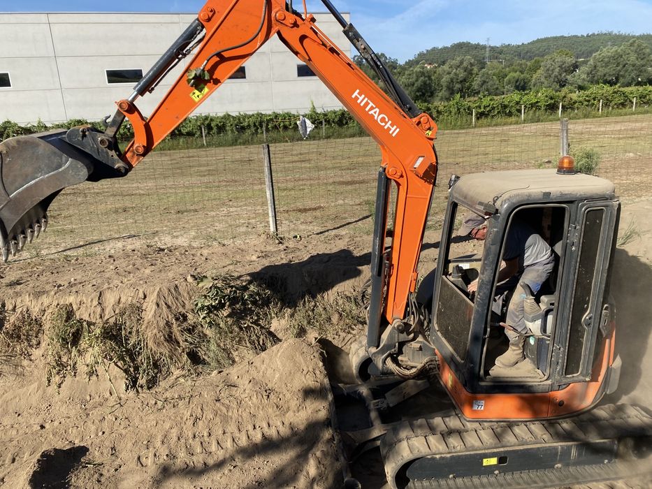 Servicos de mini giratória, limpeza de terrenos.