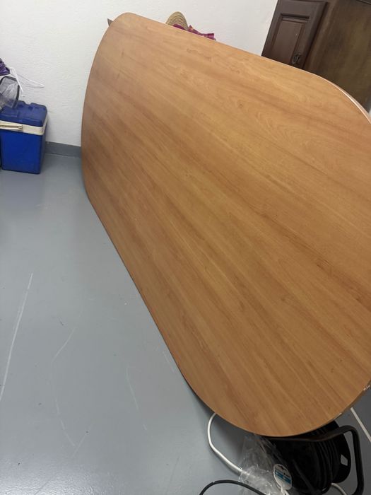 Mesa de madeira – formato oval
