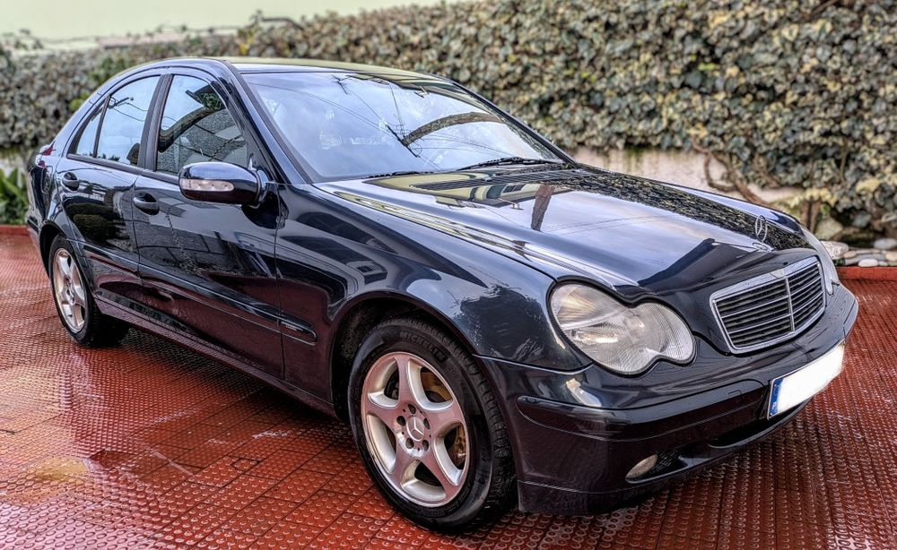 Mercedes-Benz C 220 CDI de 2001 com caixa automática