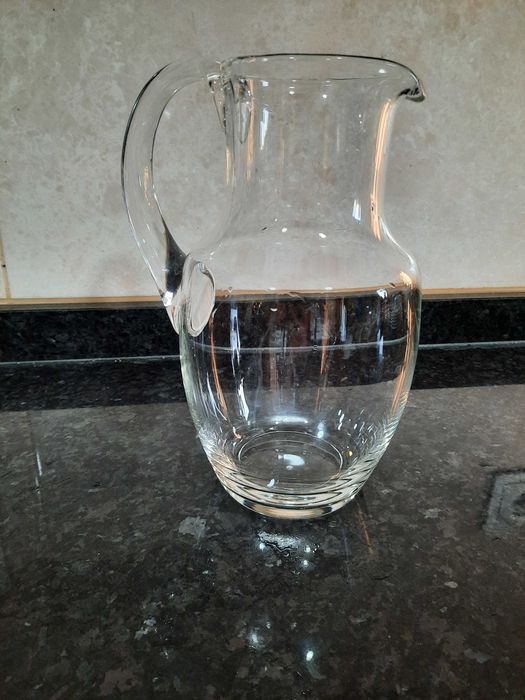 Jarro de vidro com pega