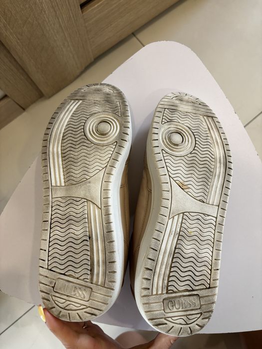 Buty marki Guess