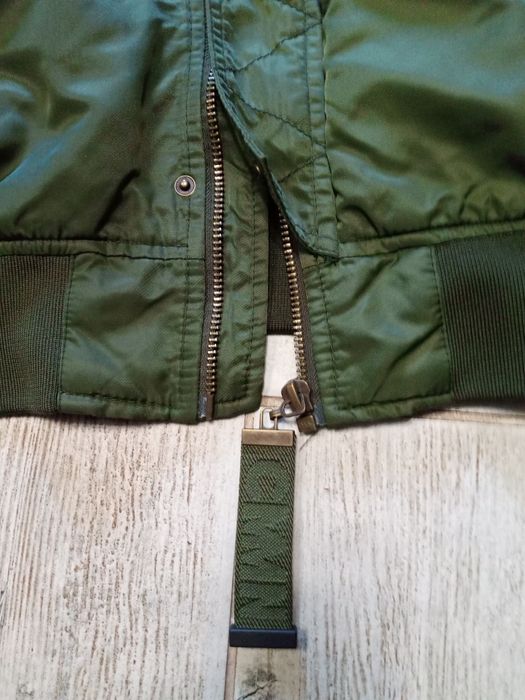 Куртка бомбер.Колір хакі.В чудовому стані, майже нова.Тепла.