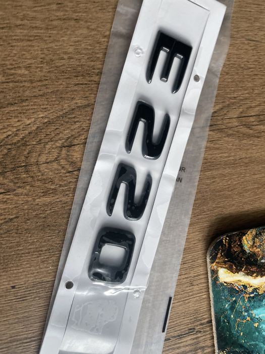 Czarny Emblemat Znaczek tył Mercedes E220 Czarny/Nowy!