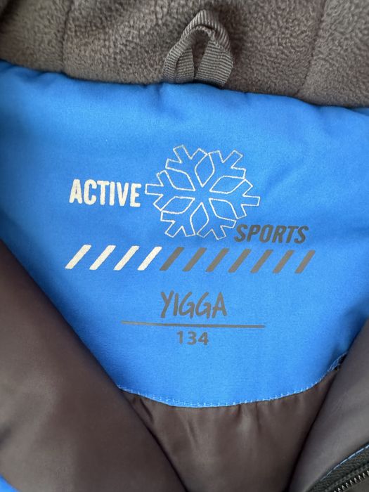 Класна демісезонна куртка на хлопчика 8-9 років