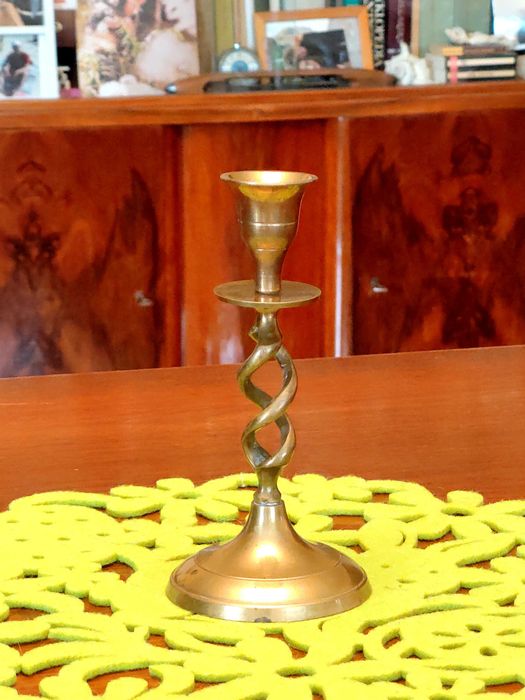 Ładny świecznik mosiężny