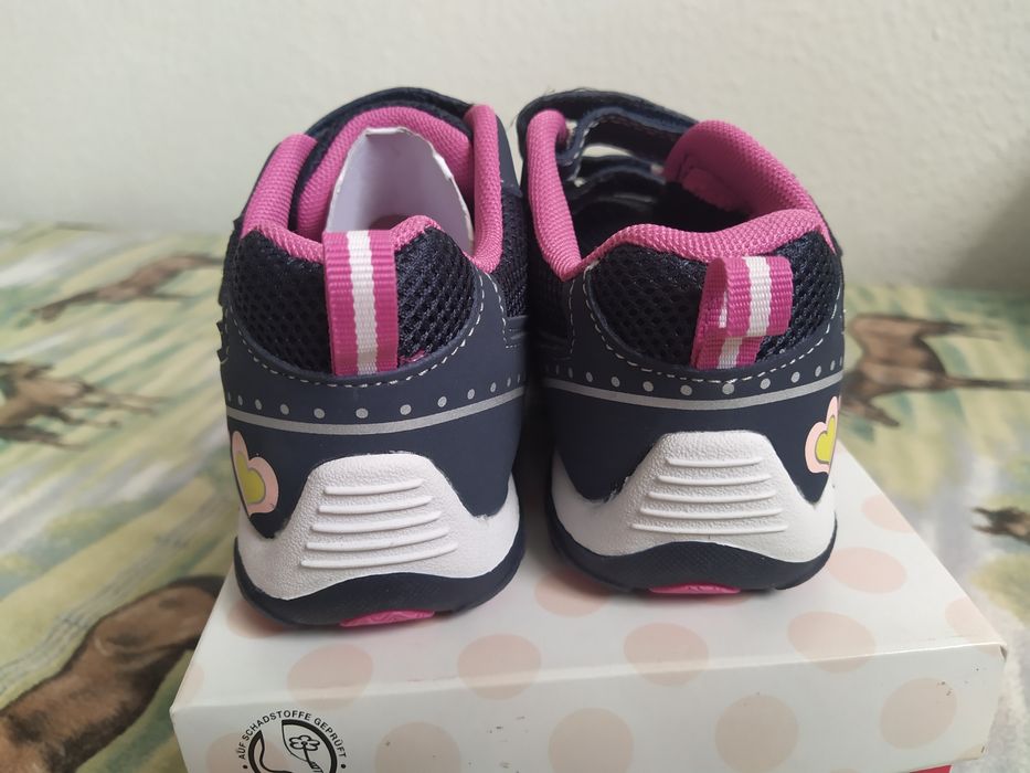 Дівчачі кросівки. Нові.