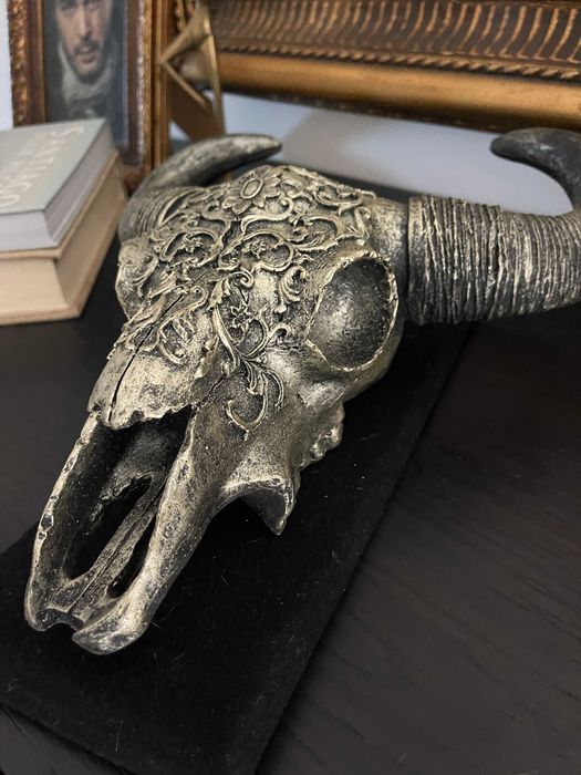 Crânio Decorativo com Chifres – Estilo Ornamental