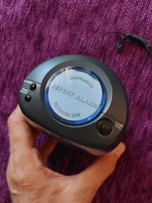 Часы радио будильник PHILIPS работает на 4 батарейках