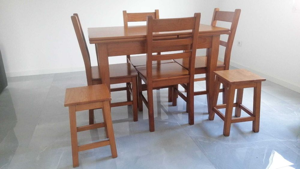Conjunto de mesa de madeira maciça, com 4 cadeiras e 2 bancos.