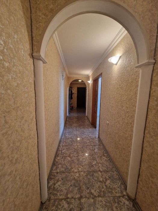 Продам простору 3-кімнатну квартиру на вул. А. Корольова (957-637)