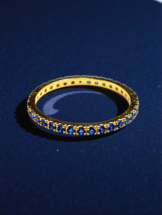 Subtelna złota obrączka pierścionek 585 / 1,25g niebieskie cyrkonie