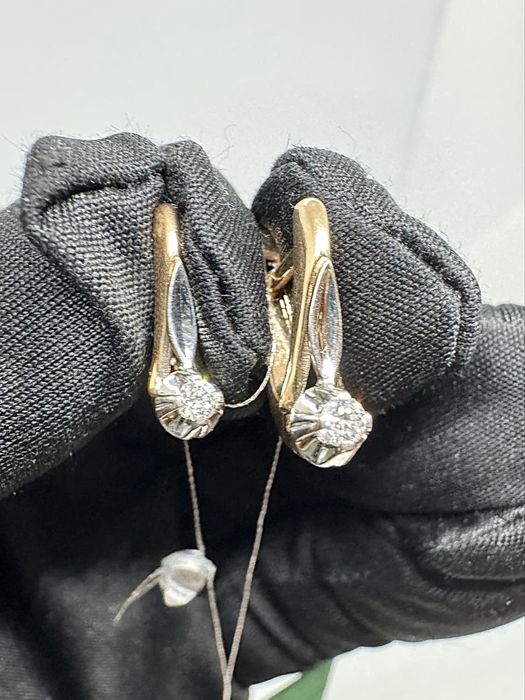 Золоті сережки з натуральними діамантами.