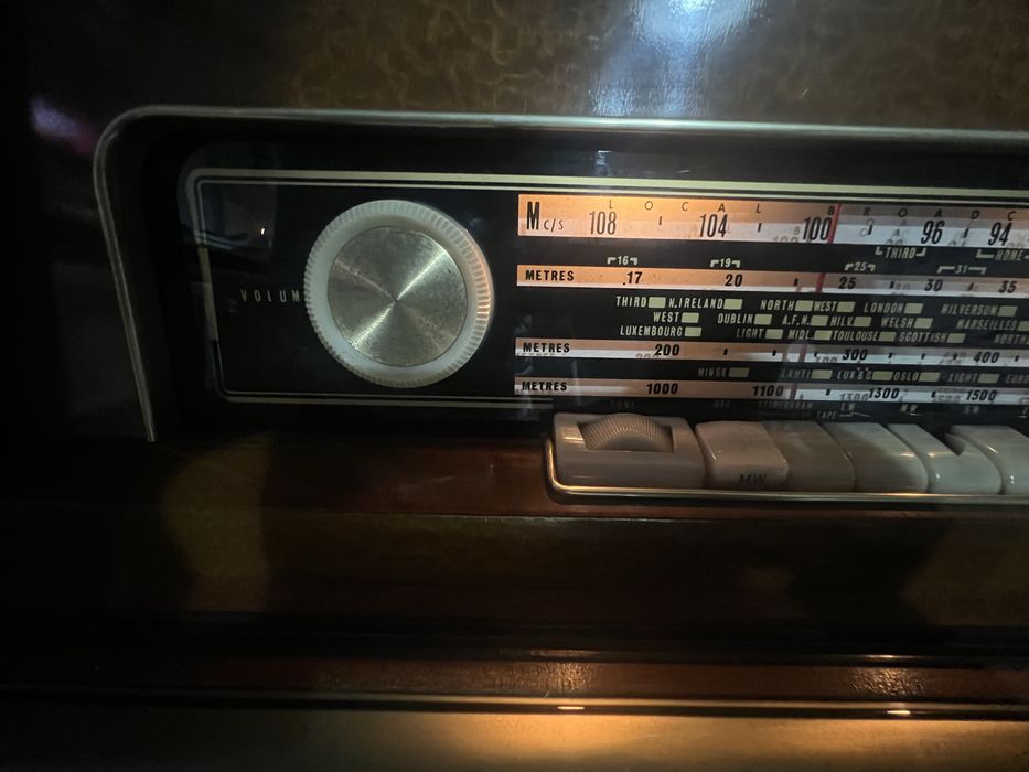 Móvel Rádio e Gira-Discos Vintage