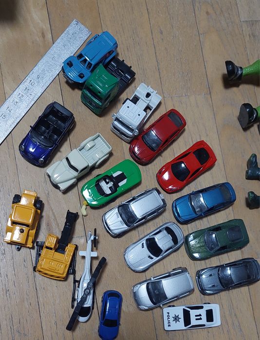 Коробка з різними іграшками