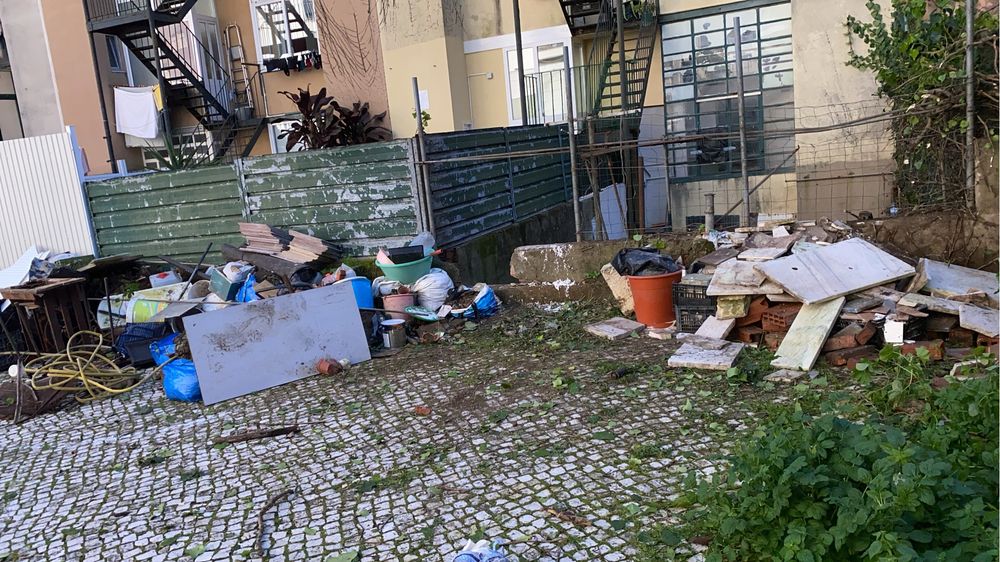 Limpeza de entulho e vegetação