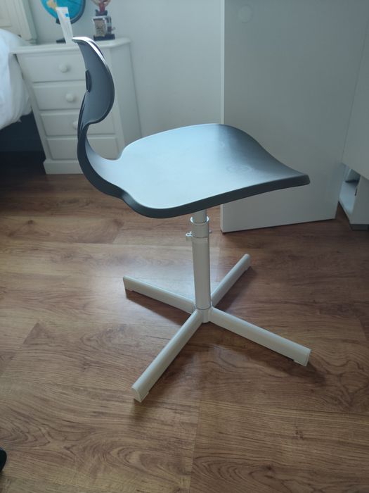 Conjunto secretária, cadeira e estante