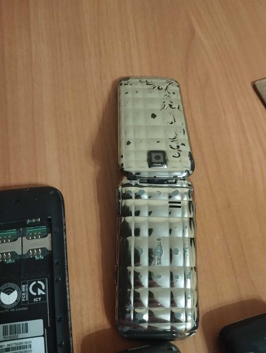 4 непрацюючих телефона(1смартфон та3 кнопочних)+тонка зарядка на Nokia