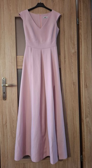 Sukienka z rozcięciem na nogę