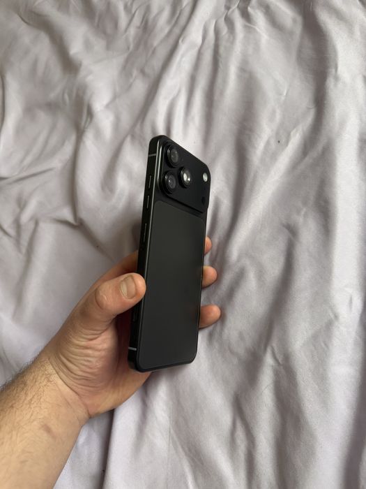 Android в корпусі iphone 17 pro max