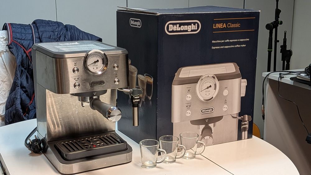 Máquina café DeLonghi Línea Classic. Praticamente nova. + 3 copos