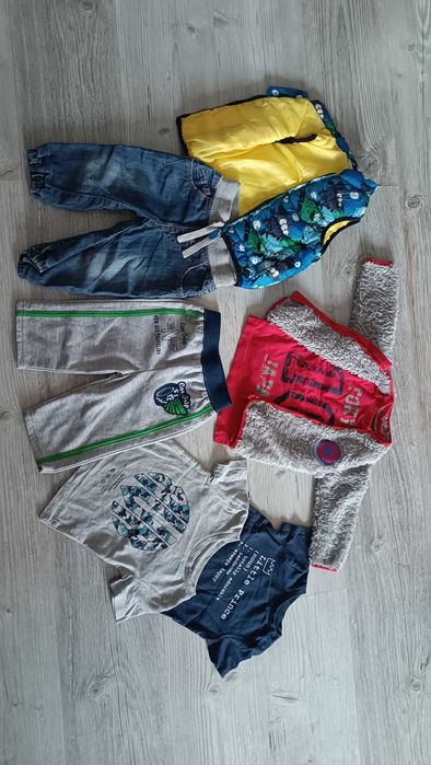 Zestaw ubranek dla chłopca  bezrękawnik bluza body koszulki spodnie 74