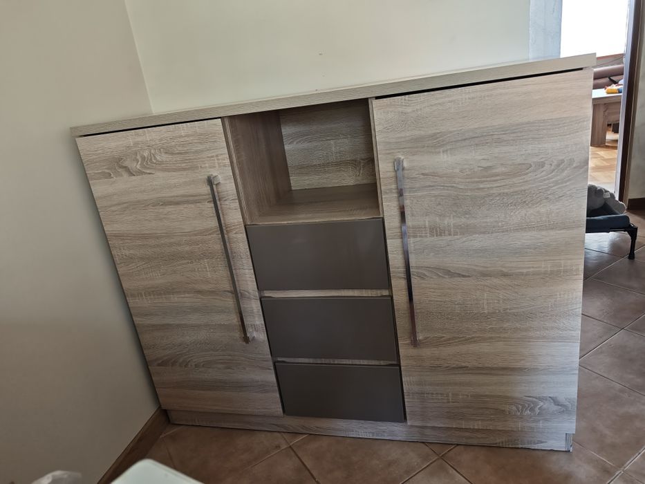 Komoda z półkami i szufladami