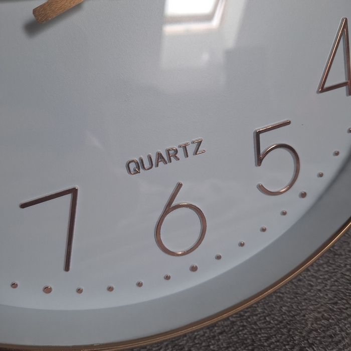 Zegar ścienny firmy QUARTZ