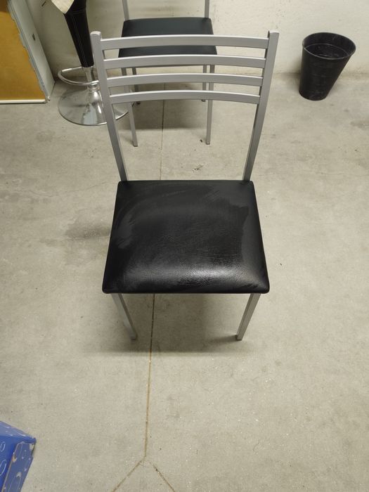 Mesa Extensível com tampo em vidro e 4 cadeiras