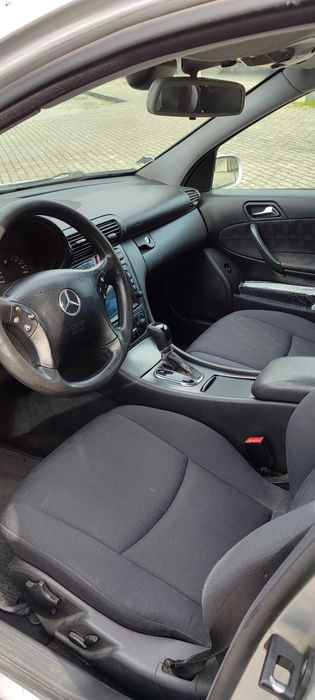 Mercedes cinzento
